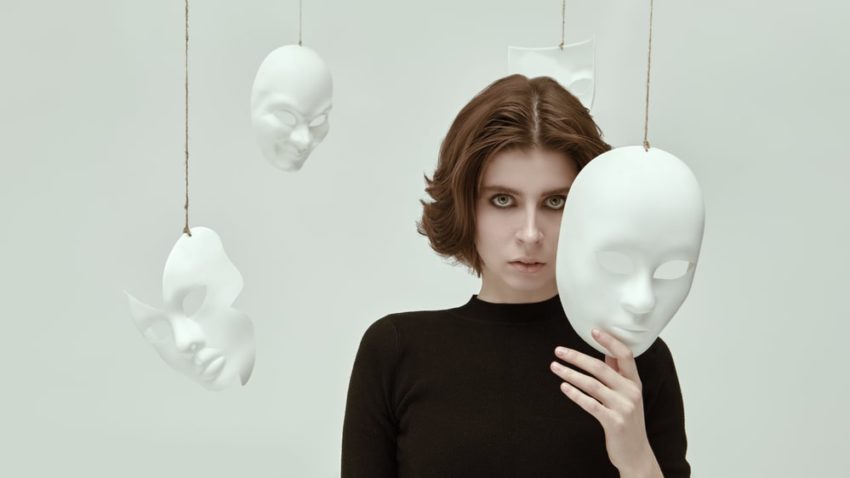 Пословицы про спесь, самолюбие, лицемерие